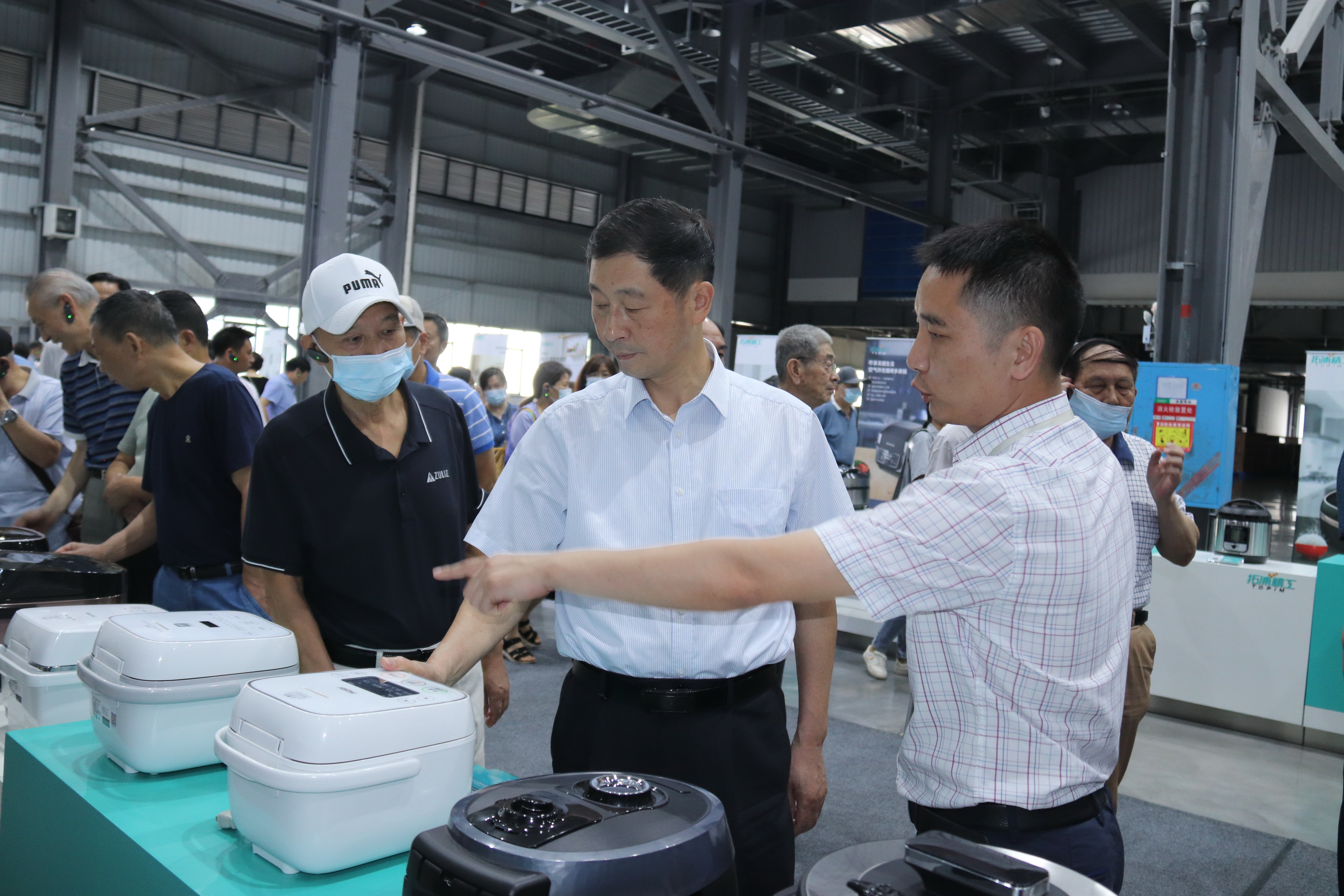省人大常委會原副主任、機關離退休人員黨總支書記蔡力峰帶隊來我公司進行了參觀調(diào)研